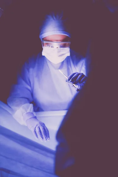 Médico Realizando Cirugía Fondo Oscuro — Foto de Stock