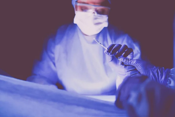 Médico Realizando Cirurgia Fundo Escuro — Fotografia de Stock
