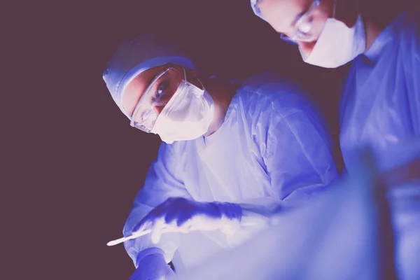 Ομάδα Γιατρών Στο Χειρουργείο Σκοτεινό Φόντο — Φωτογραφία Αρχείου