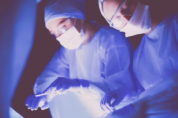 Equipo Médicos Cirugía Fondo Oscuro — Foto de Stock