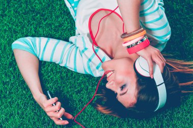 Mutfakta masada oturan genç bir kadın. Genç kadın..