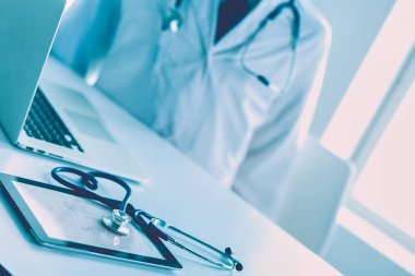 Tıp doktoru ofiste yakın çekim için el sıkışmayı teklif ediyor. Doktorlar..