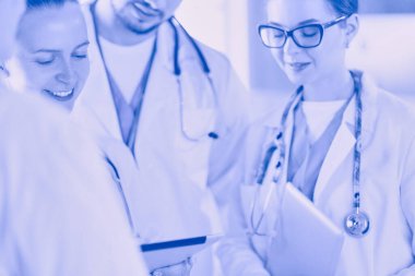 Bir grup doktor ve hemşire hastane odasında bekliyor..