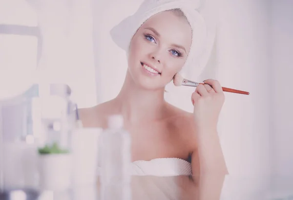 Una Foto Una Mujer Joven Aplicando Polvo Facial Baño —  Fotos de Stock