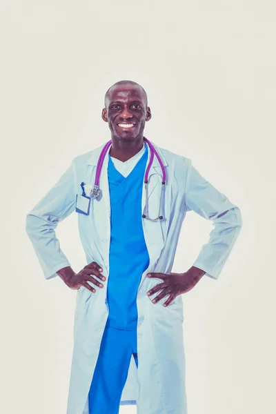 Porträtt Läkare Man Stående Isolerad Vit Bakgrund Doktorn Klinik — Stockfoto