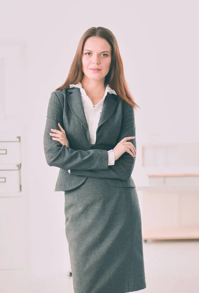职业女性双臂交叉地站在办公室的画像 — 图库照片
