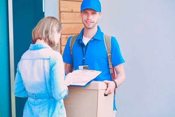 Repartidor Sonriente Con Uniforme Azul Que Entrega Caja Paquetes Destinatario — Foto de Stock