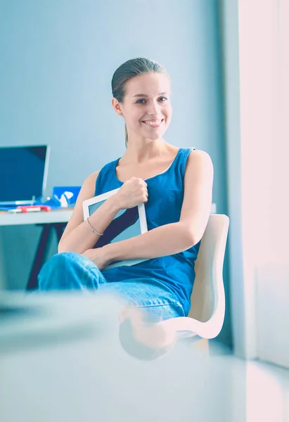 Jonge Vrouw Zit Aan Het Bureau Met Instrumenten Plan Laptop — Stockfoto