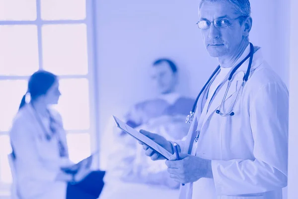 Doktor Bir Hastanın Doktorun Önünde Klasörü Tutuyor — Stok fotoğraf