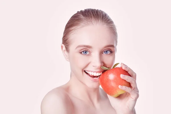 Retrato Feliz Sonrisa Joven Hermosa Mujer Comiendo Manzana Roja Sobre — Foto de Stock