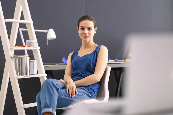 Jonge Vrouw Zit Aan Het Bureau Met Instrumenten Plan Laptop — Stockfoto