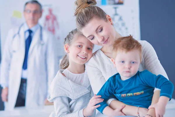 Niños Pequeños Con Madre Médico Consulta — Foto de Stock