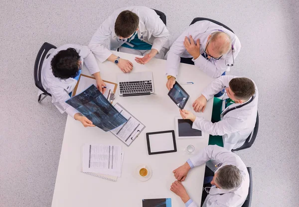 Equipo Médico Sentado Discutiendo Mesa Vista Superior —  Fotos de Stock