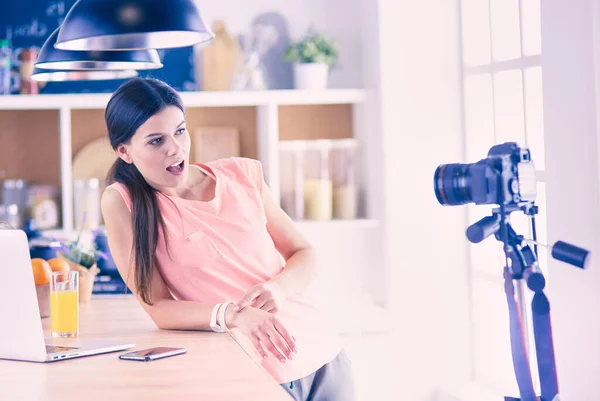 Ung Kvinna Köket Med Bärbar Dator Ser Recept Leende Titta — Stockfoto