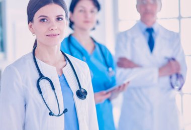 Bir grup doktor ve hemşire hastane odasında bekliyor.