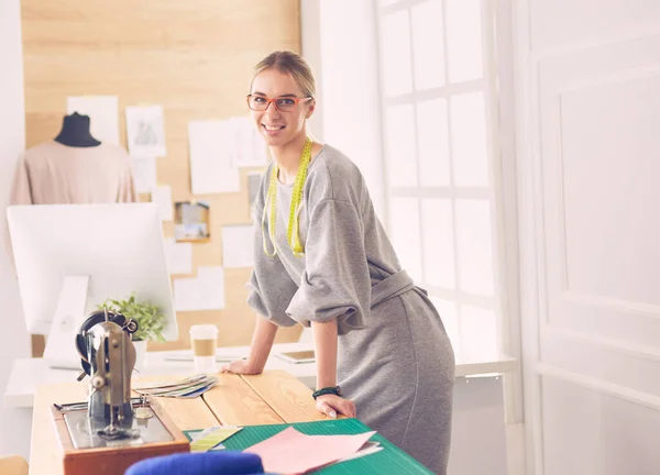 Het Creëren Van Nieuwe Modieuze Stijlen Vrolijke Jonge Vrouw Naaien — Stockfoto