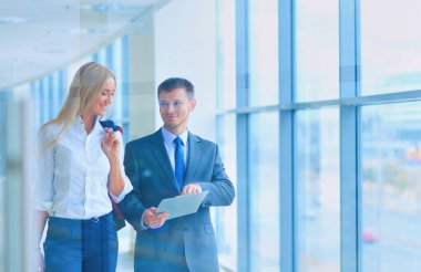 Başarılı iş takım ayakta Office gülümseyerek. iş.