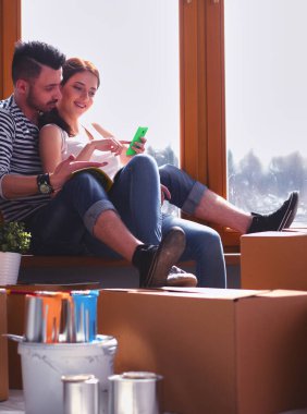 İki katta oturan ev taşıma. Çift .