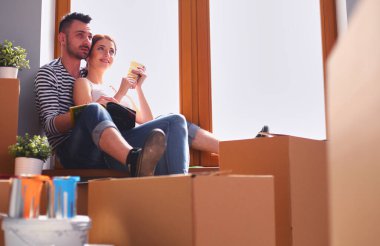 Evde pencere kenarında oturan hareketli çift. Çift