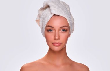 güzel bir kadın başını beyaz zemin üzerine bir havlu ile