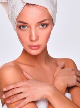 güzel bir kadın başını beyaz zemin üzerine bir havlu ile