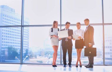 Grup iş adamları toplantı sırasında dizüstü bilgisayar ile sunum yapıyor. Grup iş adamları.