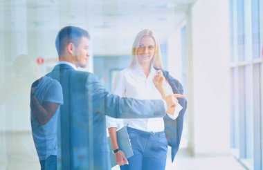 Başarılı iş takım ayakta Office gülümseyerek. iş.