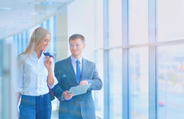 Başarılı iş takım ayakta Office gülümseyerek. iş.