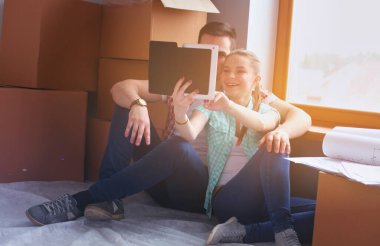 Evde oturan ipad ile katta hareketli çift. Çift.