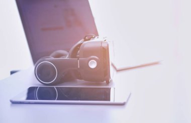 Bilgisayarlı sanal gerçeklik gözlükleri. İş. 3D teknoloji.