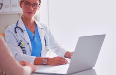Doktor ve hasta çift masada oturmuş bir şey tartışıyorlar.