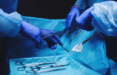 Ekip cerrahı ameliyatta. Hastane.