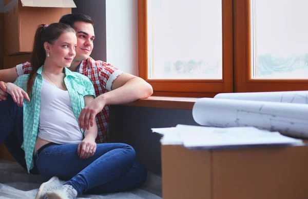 Pareja Moviéndose Casa Sentada Suelo Pareja — Foto de Stock