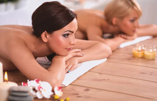 Duas Jovens Mulheres Bonitas Relaxando Desfrutando Spa — Fotografia de Stock