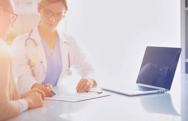 Arzt Und Patient Diskutieren Etwas Schreibtisch Sitzend — Stockfoto