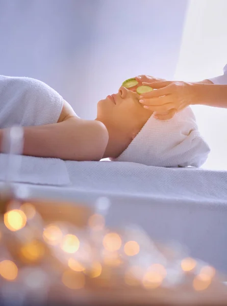 Jonge Vrouw Liggend Een Massagetafel Ontspannend Met Gesloten Ogen Vrouw — Stockfoto