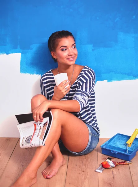 Mooie Jonge Vrouw Doet Wandschildering Staande Ladder Mooie Jonge Vrouw — Stockfoto