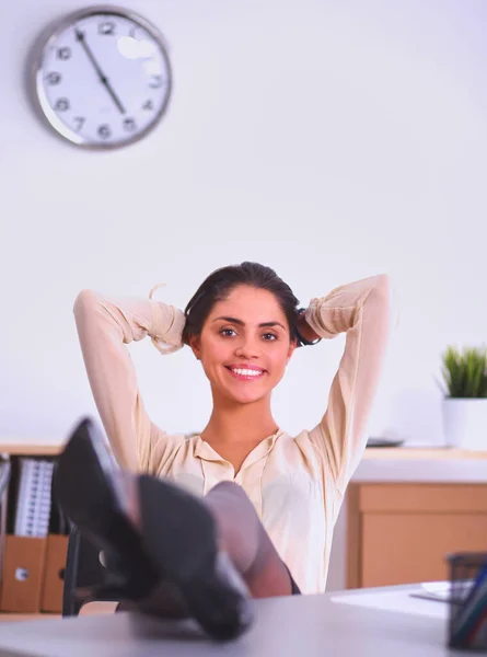 Mujer Negocios Relajándose Con Las Manos Detrás Cabeza Sentada Una — Foto de Stock