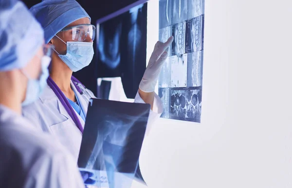 Két Női Orvosnő Röntgent Néz Egy Kórházban — Stock Fotó