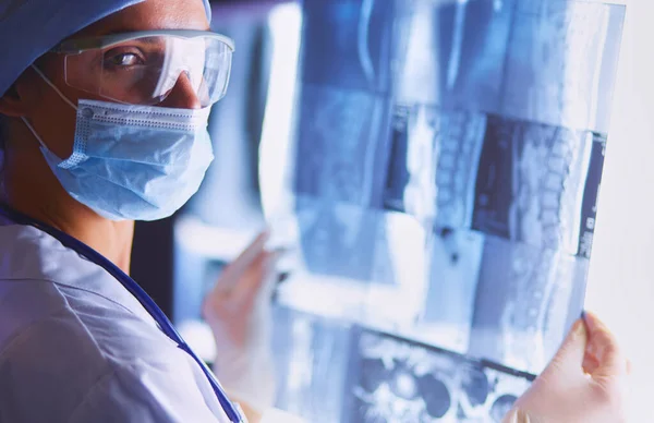 Dos Mujeres Médicas Que Miran Rayos Hospital — Foto de Stock