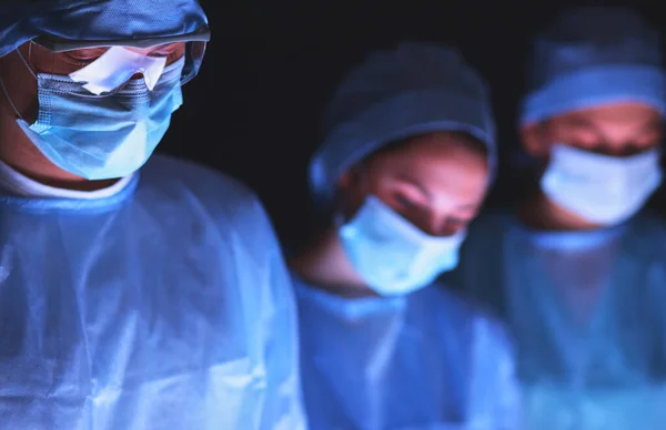 수술중인 외과의사 — 스톡 사진