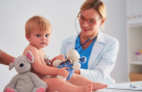 Ženský Doktor Poslouchá Dítě Stetoskopem Klinice — Stock fotografie
