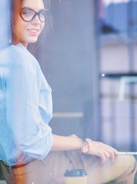 Mujer Joven Sentada Mesa Oficina Con Portátil Vista Través Ventana —  Fotos de Stock