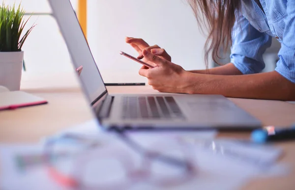 Mulher Negócios Jovem Bonita Sentada Mesa Escritório Falando Telefone Celular — Fotografia de Stock