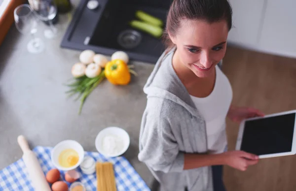 Güzel Bir Kadın Mutfakta Pasta Pişiriyor Masanın Yanında Duruyor — Stok fotoğraf