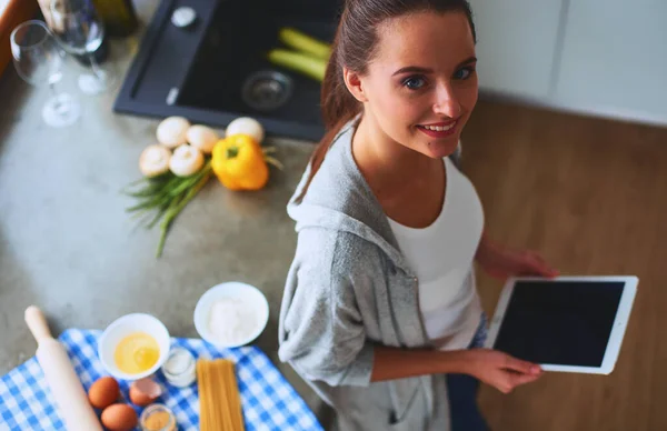 Tablette Tarifi Takip Eden Bir Kadın Evde Yemek Pişiriyor — Stok fotoğraf