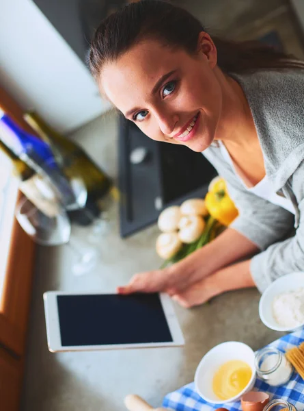 Kvinna Bakning Hemma Efter Recept Tablett — Stockfoto