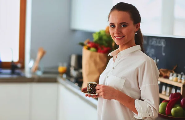 Счастливая Женщина Пьет Чай Кухне Дома — стоковое фото