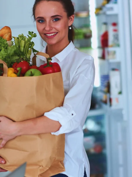 Fiatal Gazdaság Élelmiszer Bevásárló Táska Zöldségekkel Álló Konyhában — Stock Fotó