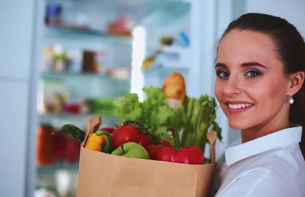 Fiatal Gazdaság Élelmiszer Bevásárló Táska Zöldségekkel Álló Konyhában — Stock Fotó
